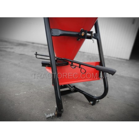 Розкидач мінеральних добрив об'ємом 100л на триточкове кріплення трактора, мінітрактора, регулююче кріплення, металевий резервуар, проста та надійна конструкція. Шип РУМ-100